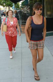 Vanessa Lachey feet photo thumbnail