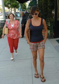 Vanessa Lachey feet photo thumbnail