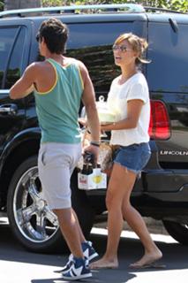 Vanessa Lachey feet photo thumbnail