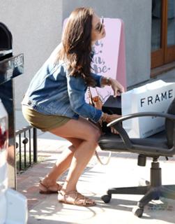 Vanessa Lachey feet photo thumbnail