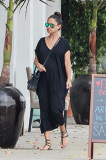 Vanessa Lachey feet photo thumbnail