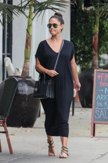 Vanessa Lachey feet photo thumbnail