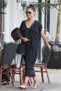 Vanessa Lachey feet photo thumbnail