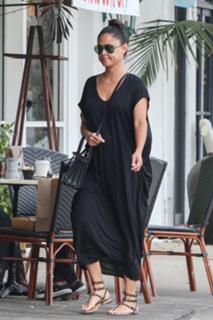 Vanessa Lachey feet photo thumbnail