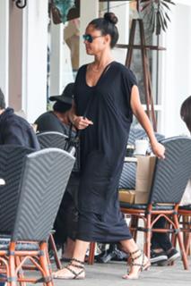 Vanessa Lachey feet photo thumbnail