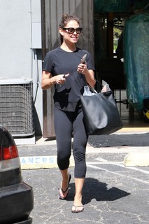 Vanessa Lachey feet photo thumbnail