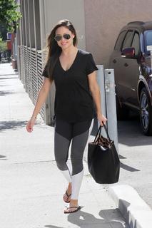 Vanessa Lachey feet photo thumbnail