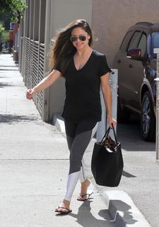 Vanessa Lachey feet photo thumbnail