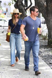 Vanessa Lachey feet photo thumbnail