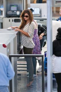 Vanessa Lachey feet photo thumbnail