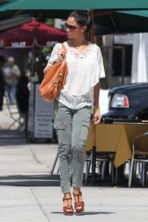 Vanessa Lachey feet photo thumbnail