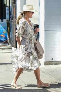 Vanessa Lachey feet photo thumbnail