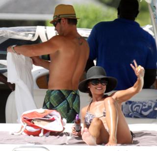 Vanessa Lachey feet photo thumbnail