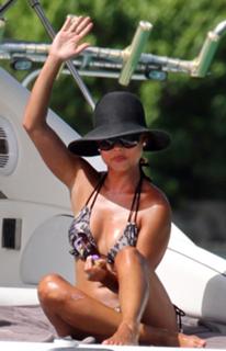 Vanessa Lachey feet photo thumbnail