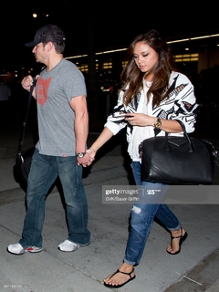 Vanessa Lachey feet photo thumbnail