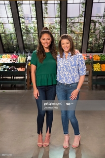 Vanessa Lachey feet photo thumbnail
