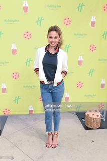 Vanessa Lachey feet photo thumbnail