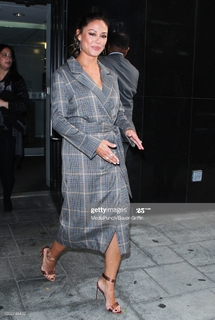 Vanessa Lachey feet photo thumbnail