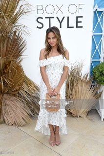 Vanessa Lachey feet photo thumbnail