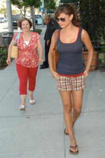 Vanessa Lachey feet photo thumbnail