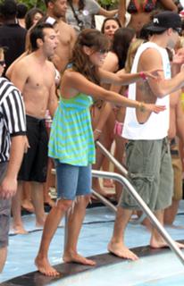 Vanessa Lachey feet photo thumbnail