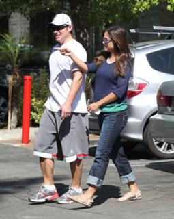 Vanessa Lachey feet photo thumbnail