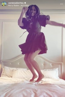 Vanessa Lachey feet photo thumbnail