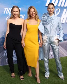 Vanessa Lengies feet photo thumbnail