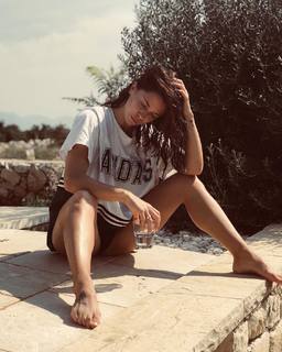 Vanessa Mai feet photo thumbnail