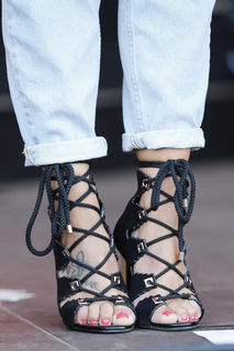 Vanessa Mai feet photo thumbnail