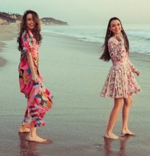 Vanessa Merrell feet photo thumbnail