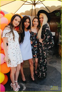 Vanessa Merrell feet photo thumbnail