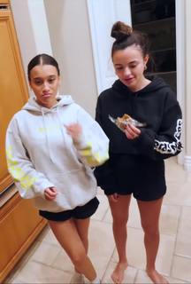 Vanessa Merrell feet photo thumbnail
