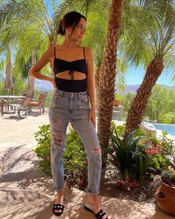Vanessa Merrell feet photo thumbnail