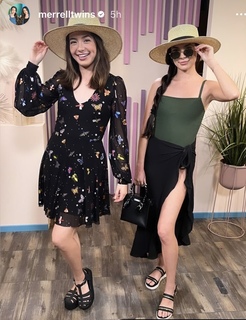 Vanessa Merrell feet photo thumbnail