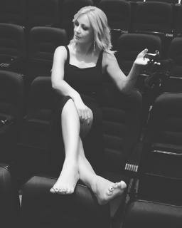 Vanessa Oliveira feet photo thumbnail