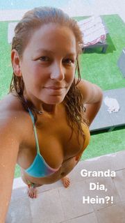 Vanessa Oliveira feet photo thumbnail