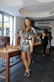 Vanessa Oliveira feet photo thumbnail