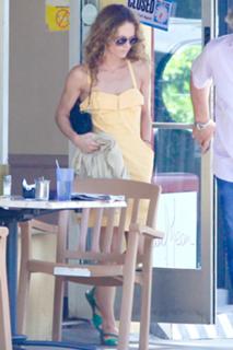 Vanessa Paradis feet photo thumbnail