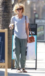 Vanessa Paradis feet photo thumbnail