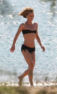 Vanessa Paradis feet photo thumbnail