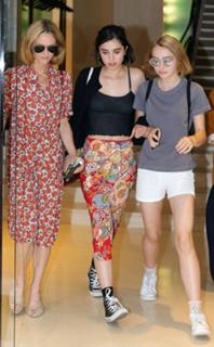 Vanessa Paradis feet photo thumbnail