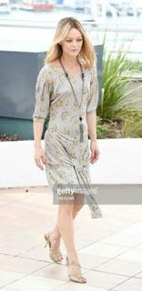 Vanessa Paradis feet photo thumbnail