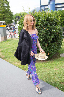 Vanessa Paradis feet photo thumbnail