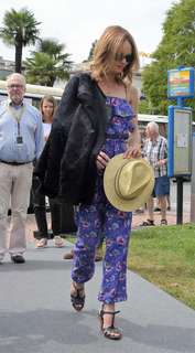 Vanessa Paradis feet photo thumbnail