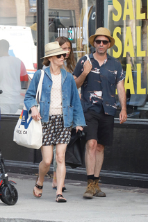 Vanessa Paradis feet photo thumbnail