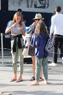 Vanessa Paradis feet photo thumbnail