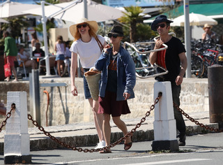 Vanessa Paradis feet photo thumbnail