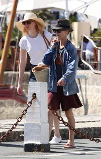 Vanessa Paradis feet photo thumbnail