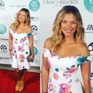 Vanessa Ray feet photo thumbnail